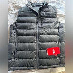 NWT Men’s North Face puffer vest.